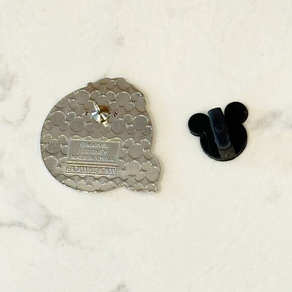 Disney Avengers Hawkeye "Super Heroes Face" Enamel Pin trading collectible - Picture 2 of 2